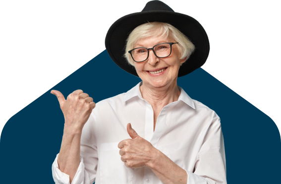 Femme senior avec un chapeau et des lunettes