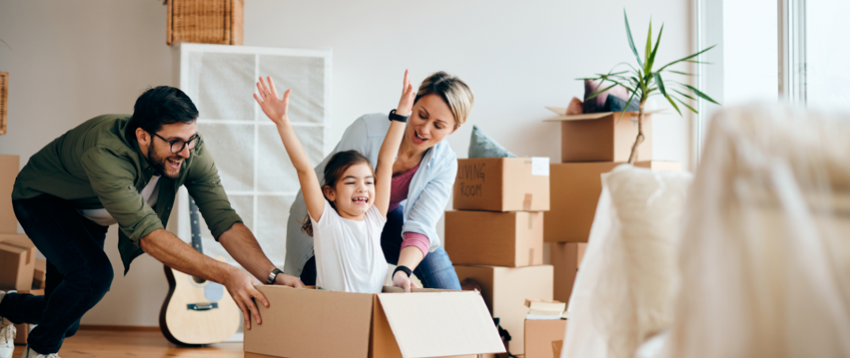 Famille heureuse en train de faire des cartons de déménagement