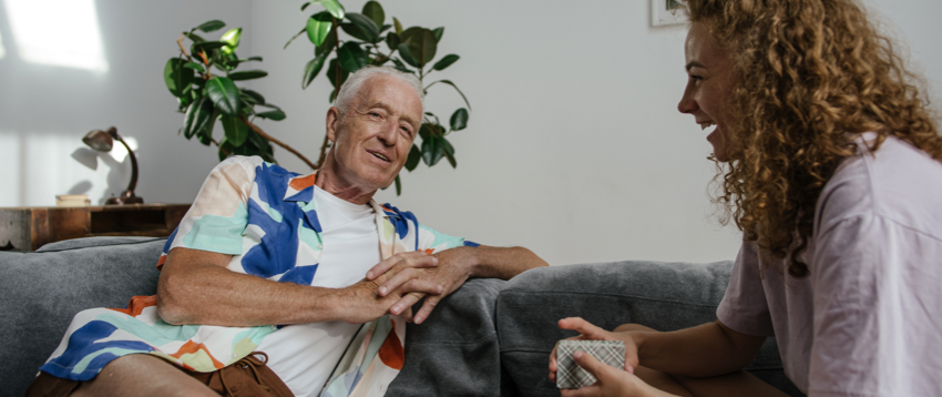 Grand-père avec une jeune femme