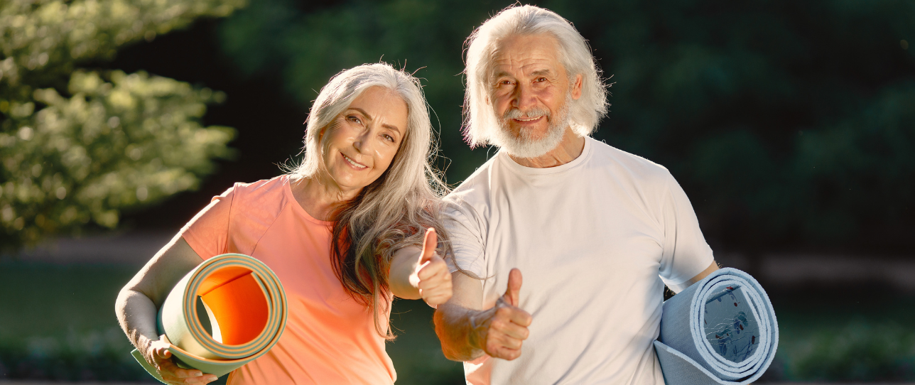 Femme et homme souriant en faisant un pouce