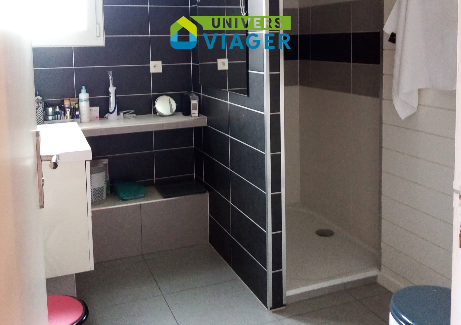 salle de bain avec douche