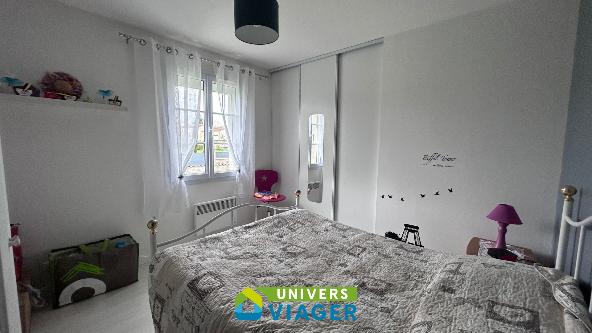 autre chambre avec fenêtre ouverte sur l'arrière de la maison