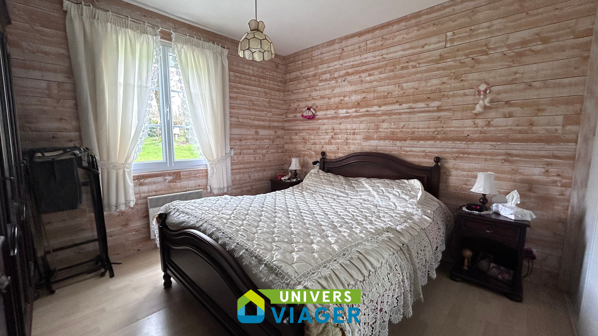 troisième chambre avec revêtement bois