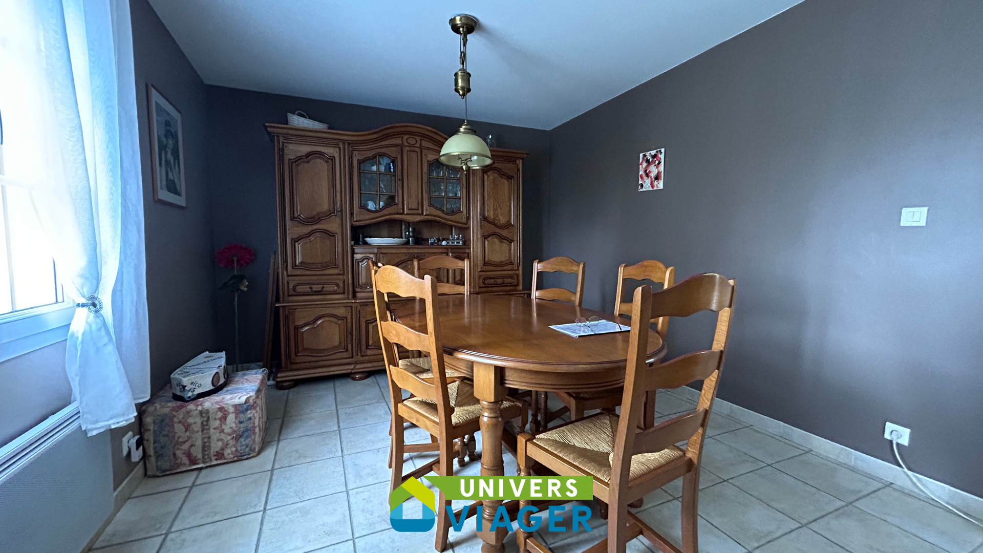 salle à manger ouverte sur le salon avec fenêtre sur l'avant de la maison