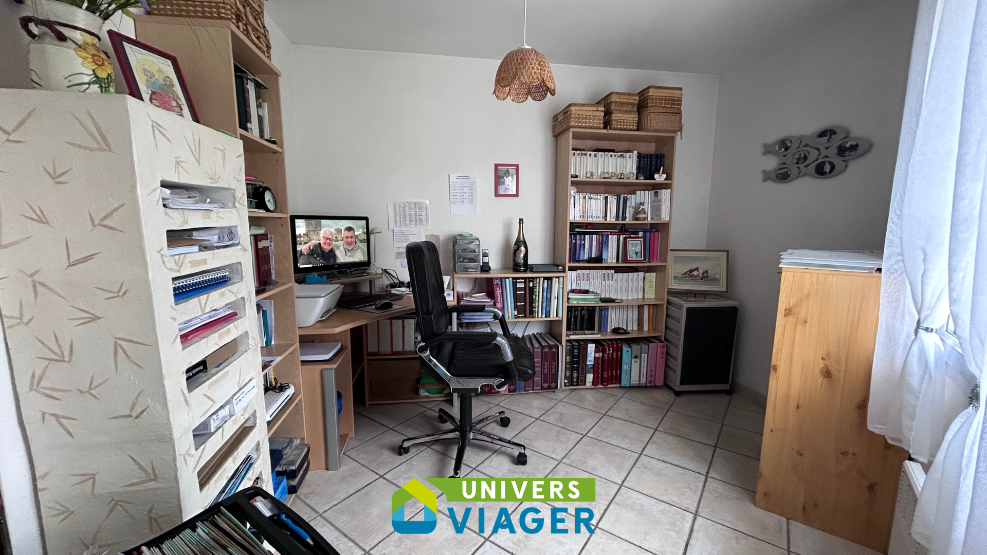 bureau, à côté de la pièce de vie avec fenêtre sur l'avant de la maison