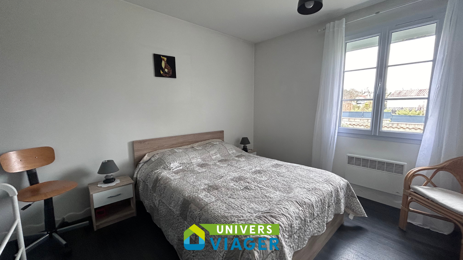 chambre avec fenêtre ouverte sur l'arrière de la maison