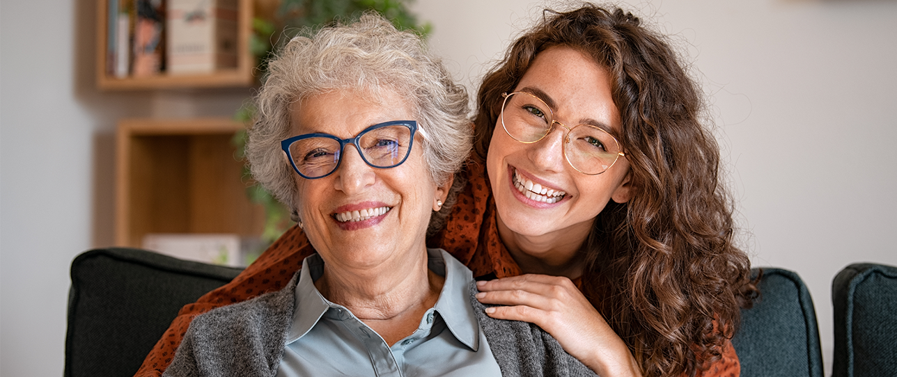 Grand-mère et femme qui se serrent l'une contre l'autre