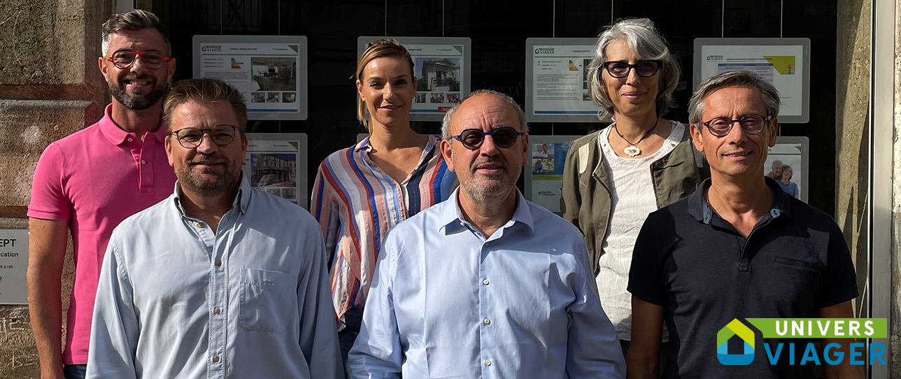 Concessionnaires Univers Viager souriant devant la devanture du siège à Bordeaux