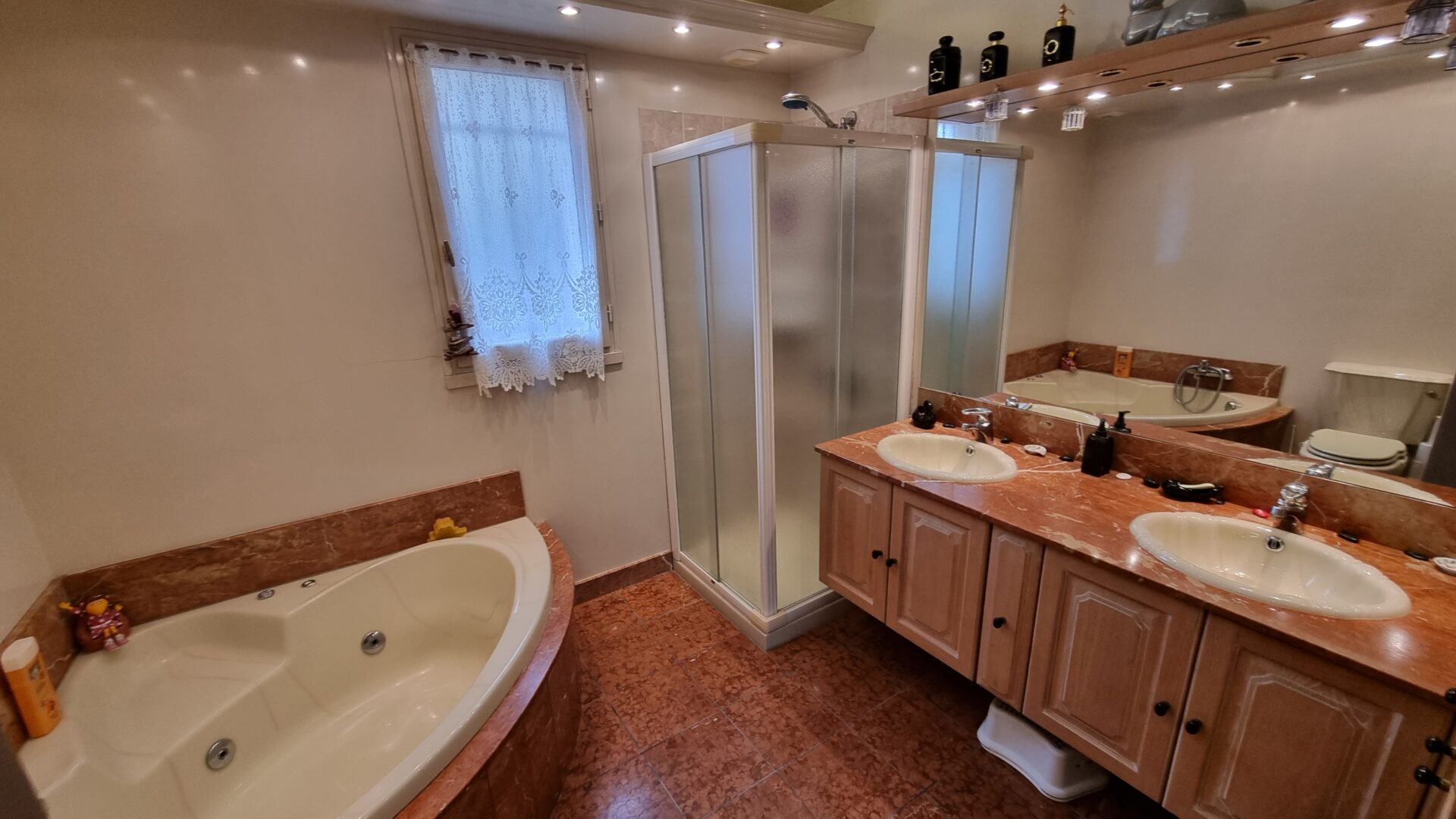 Salle de bains W.C suite parentale Maison viager occupé Cayrols 15290 Canta