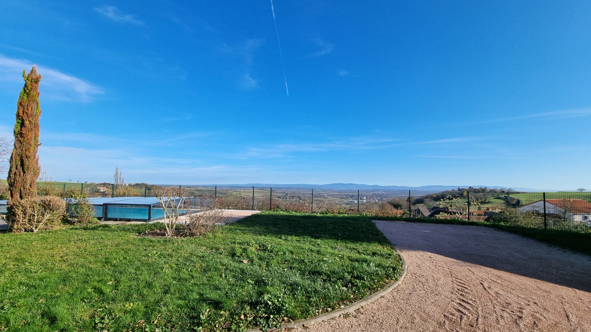 Terrain piscine et vue.maison viager occupé Chaptuzat