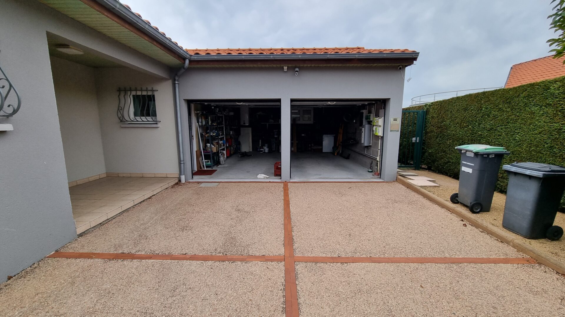 entrée double garage Maison viager occupé Perignat