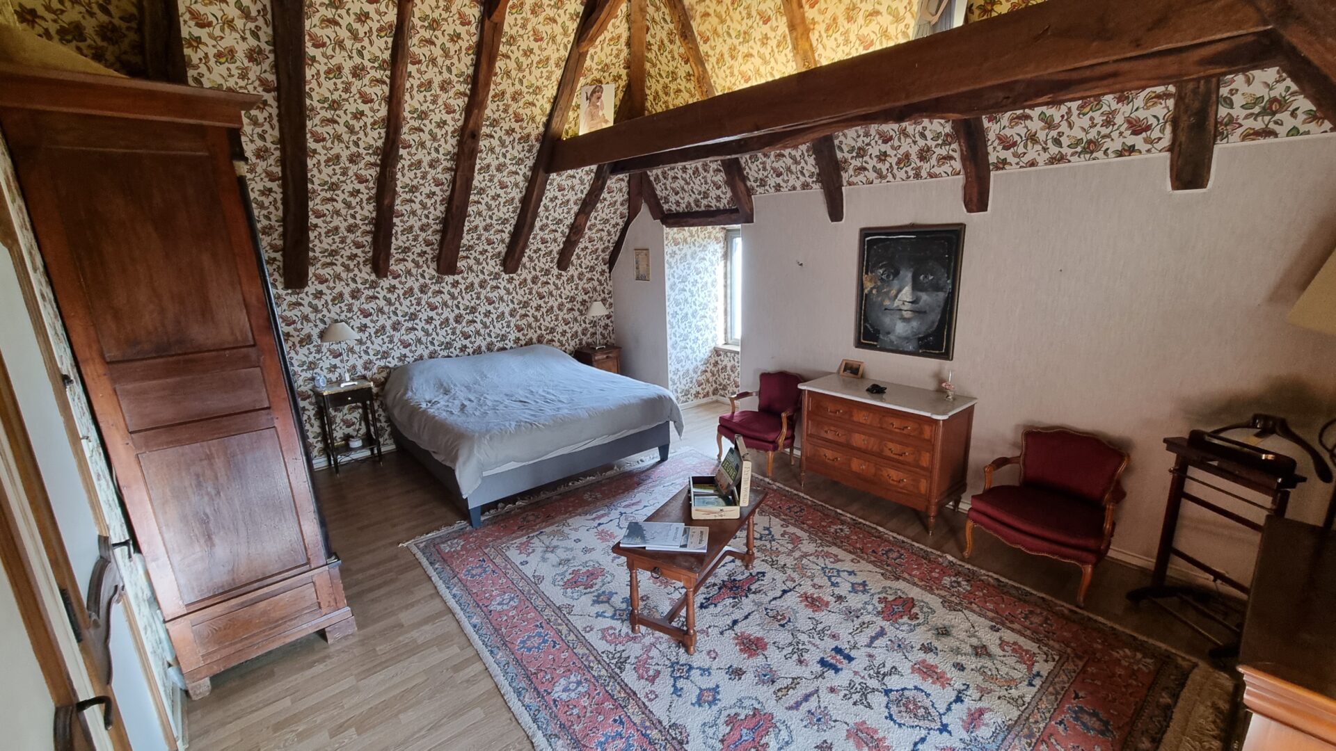 Grande chambre 2 etage maison viager occupé Salins