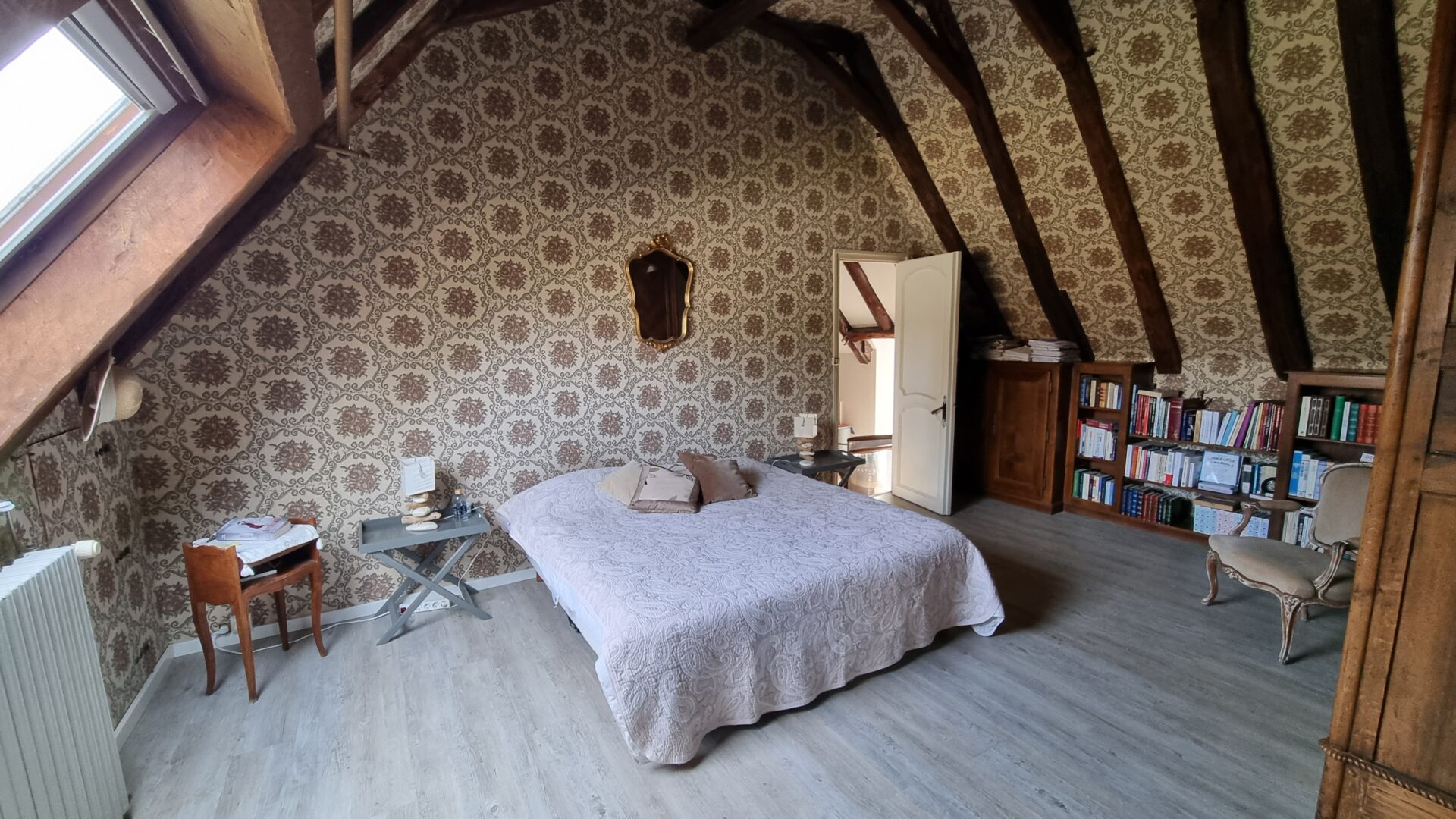 Grande chambre etage Maison viager occupé Salins 15200
