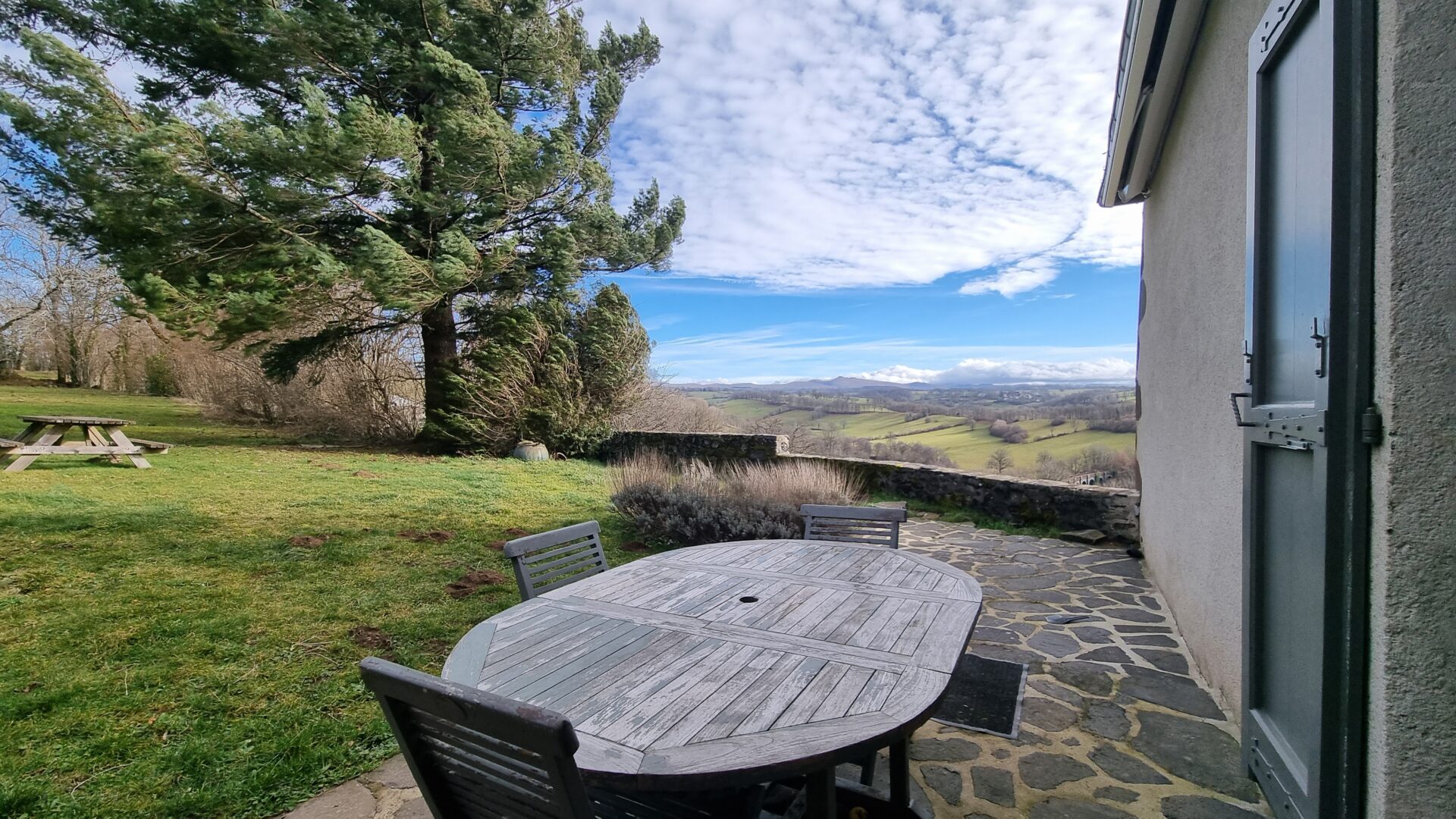 Terrasse vue cascade de salins Maison viager occupé 15200