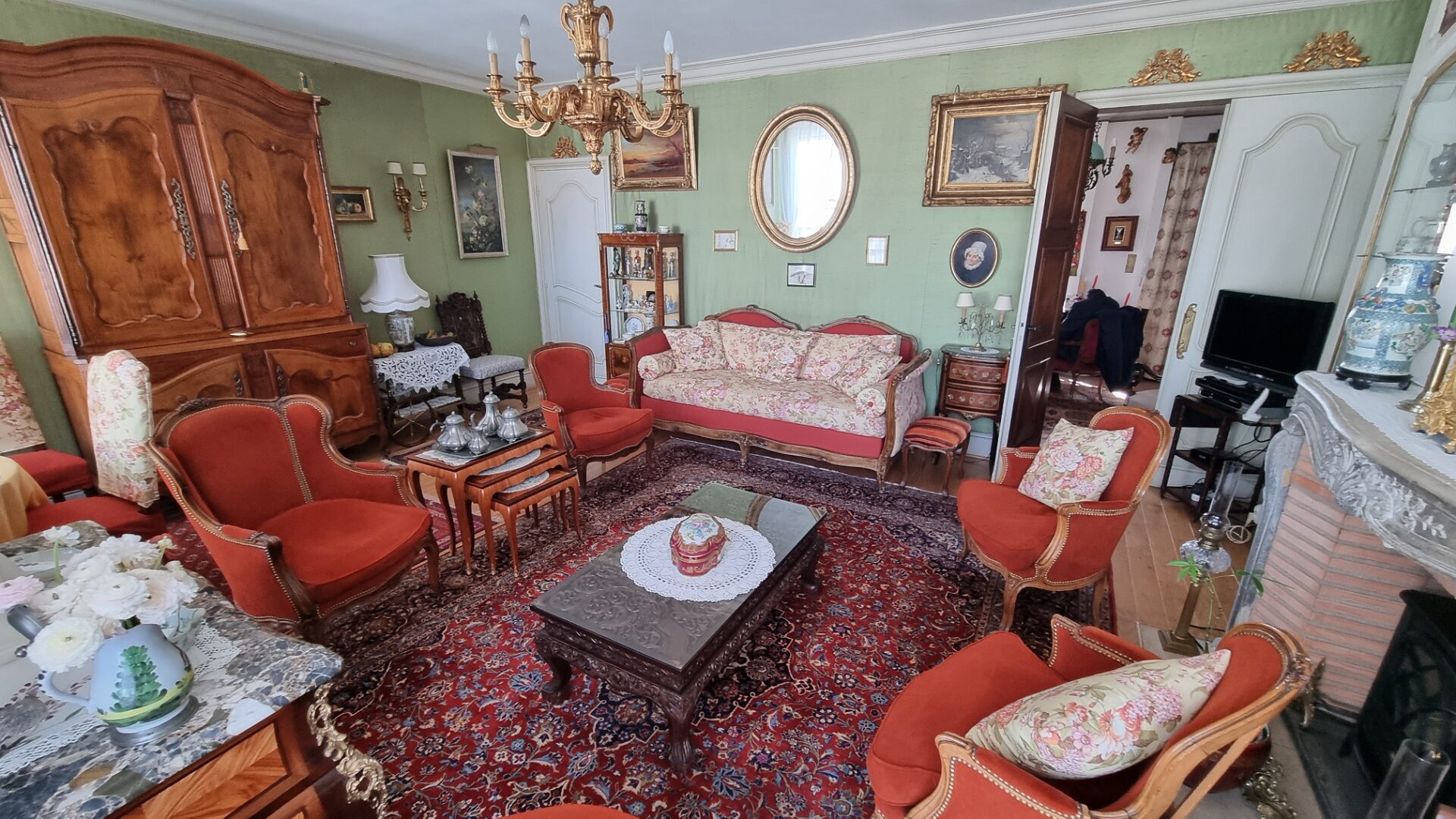 Salon vue entrée couloir Appartement viager occupé montlucon 03100