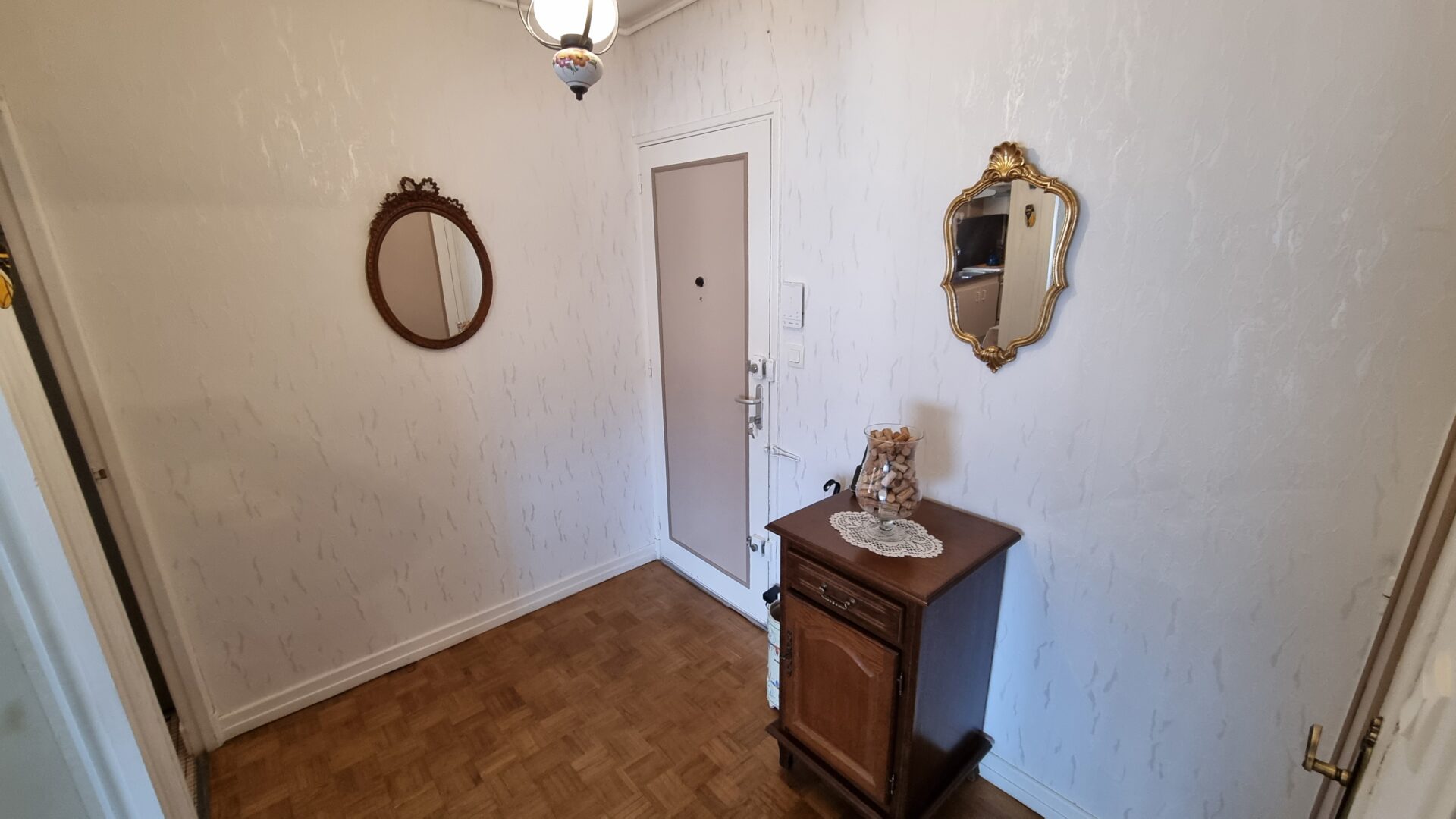 entrée appartement viager libre Montlucon 03100.