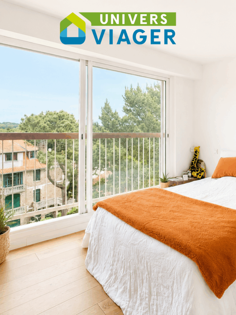 Chambre avec grande baie vitrée.