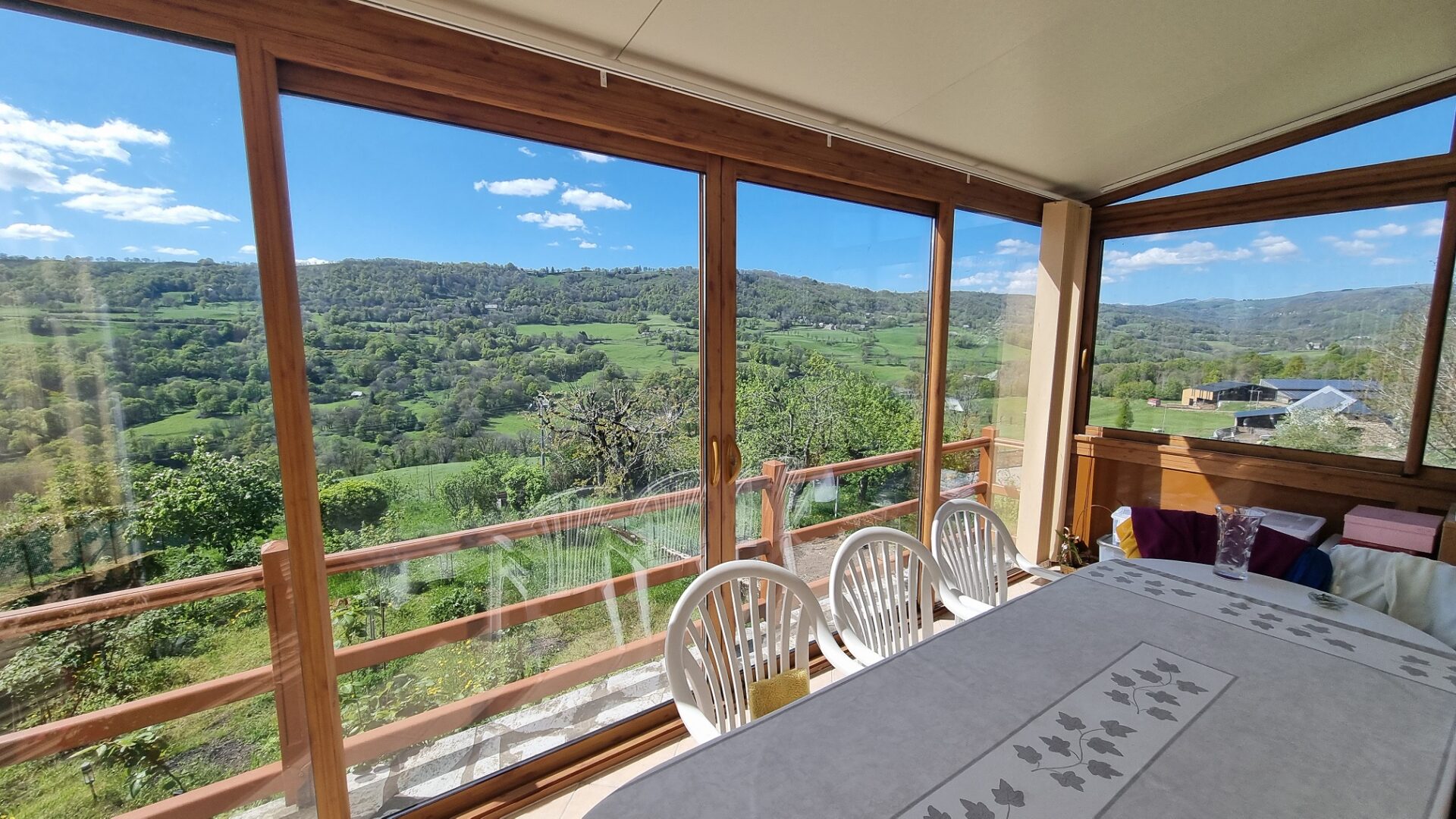 véranda vue montagne mont du cantal Maison Viager occupé Raulhac 15800