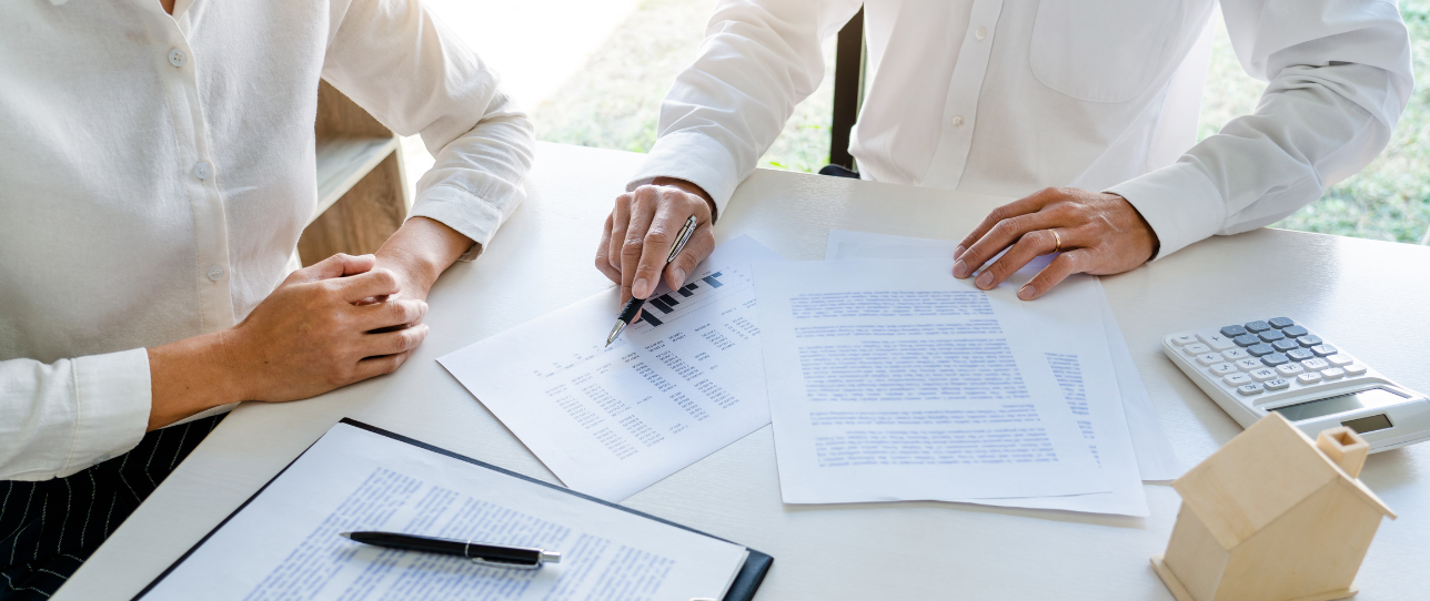 Agent immobilier Univers Viager expliquant les clauses de protection d'un contrat de viager à un acheteur