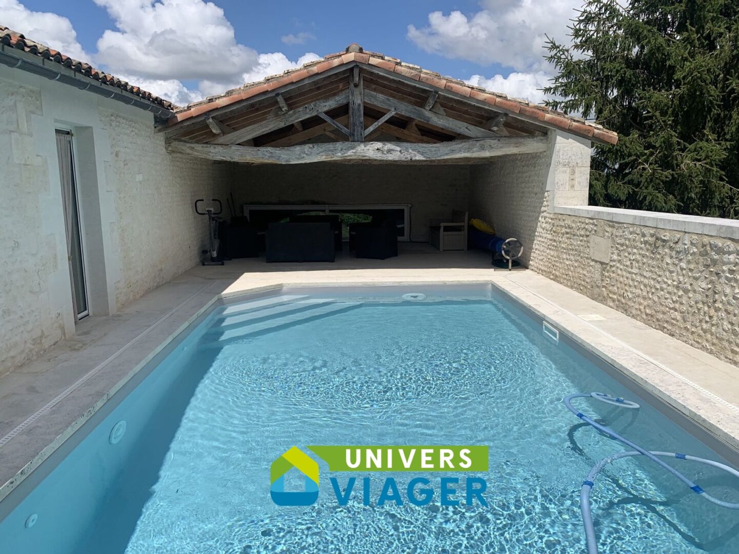 Charente-Maritime- maison charentaise - restaurée-piscine-garage-appartement-jardin
