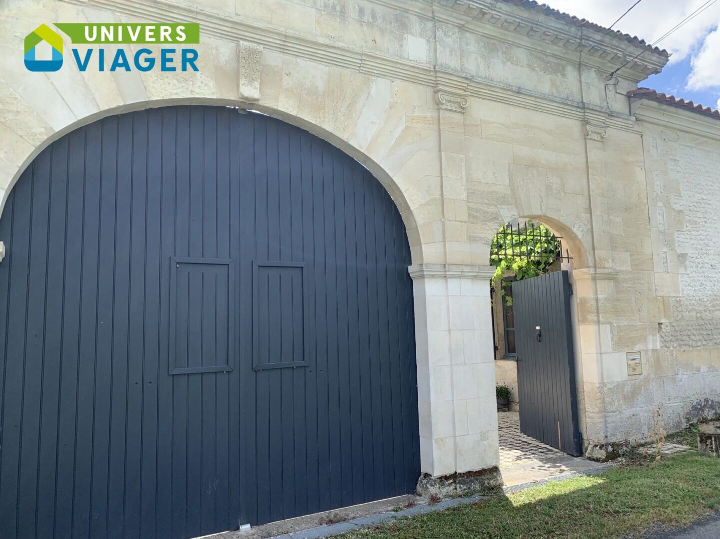 Charente-Maritime- maison charentaise - restaurée-piscine-garage-appartement-jardin