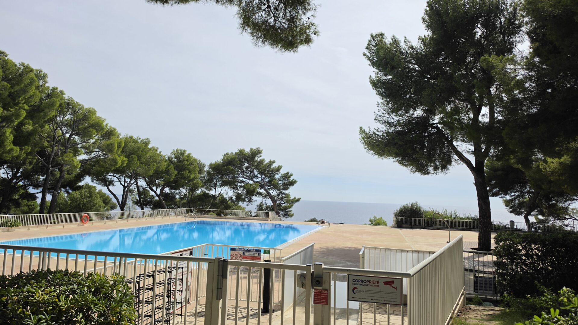 Piscine vue mer Appartement viager occupé BANDOL 83150.