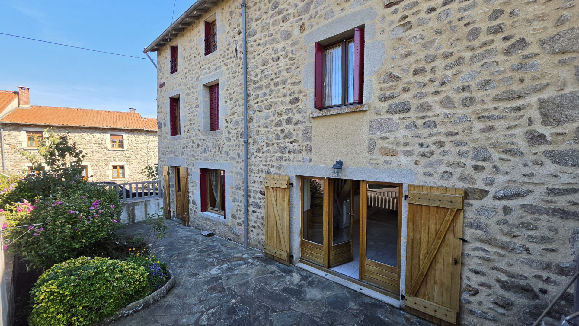 Terrasse devant Maison viager occupé le vernet 63580