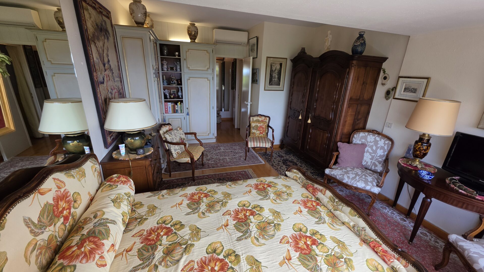 chambre vue couloir Appartement viager occupé BANDOL 83150.